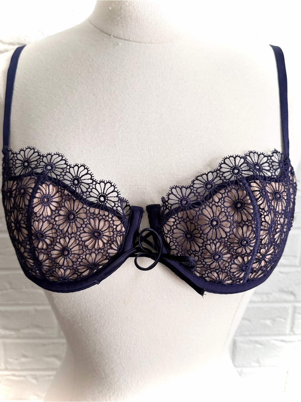 Victoria’s Secret Vintage Y2K Push-up Without Padding Navy Eyelet Bra Size 36B - Picture 1 of 4